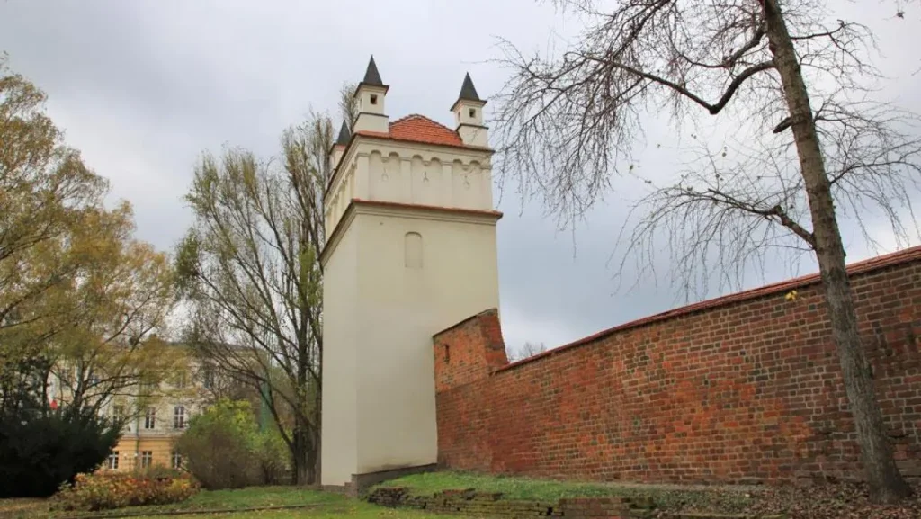 Średniowieczne mury miejskie jako ślad dawnych czasów